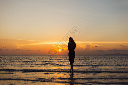 女生海边图片_海边女生图片背影或侧脸_海边女生图片背影