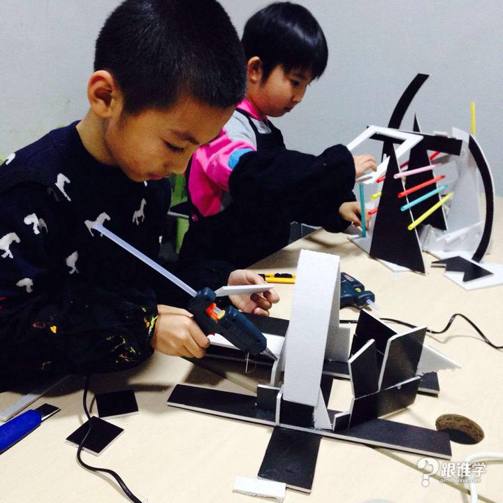 小孩穿衣服玩游戏好吗_小孩玩的穿衣服游戏_小孩穿衣服玩游戏怎么办